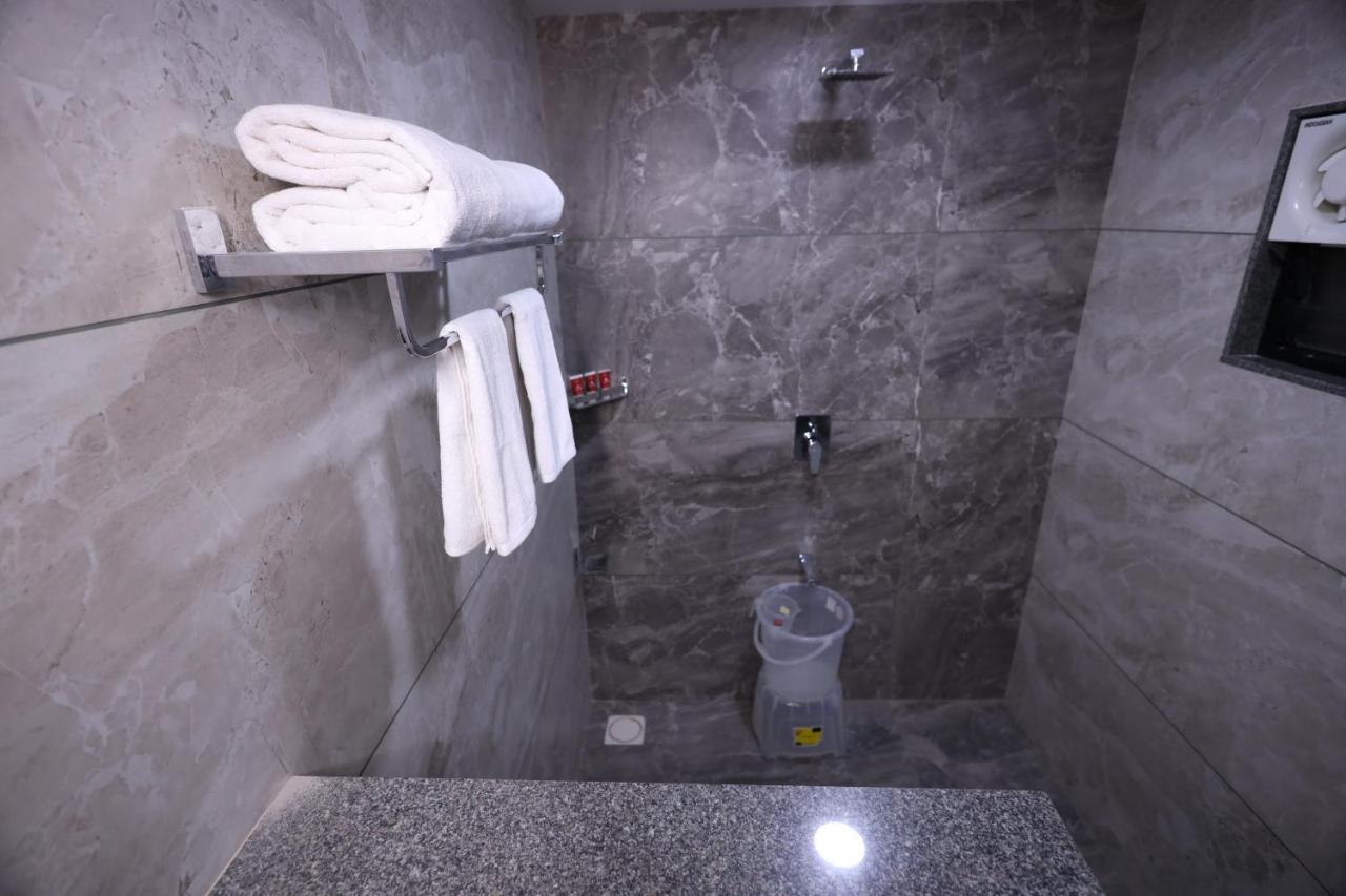 Lords Eco Inn Navsari Bagian luar foto