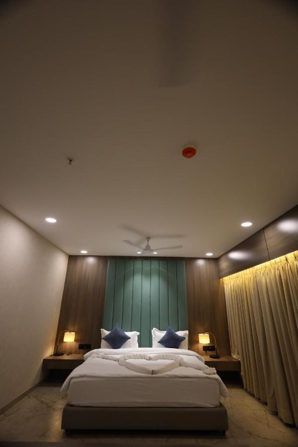 Lords Eco Inn Navsari Bagian luar foto