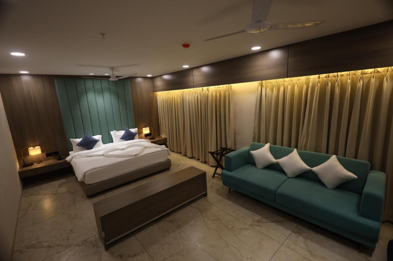 Lords Eco Inn Navsari Bagian luar foto