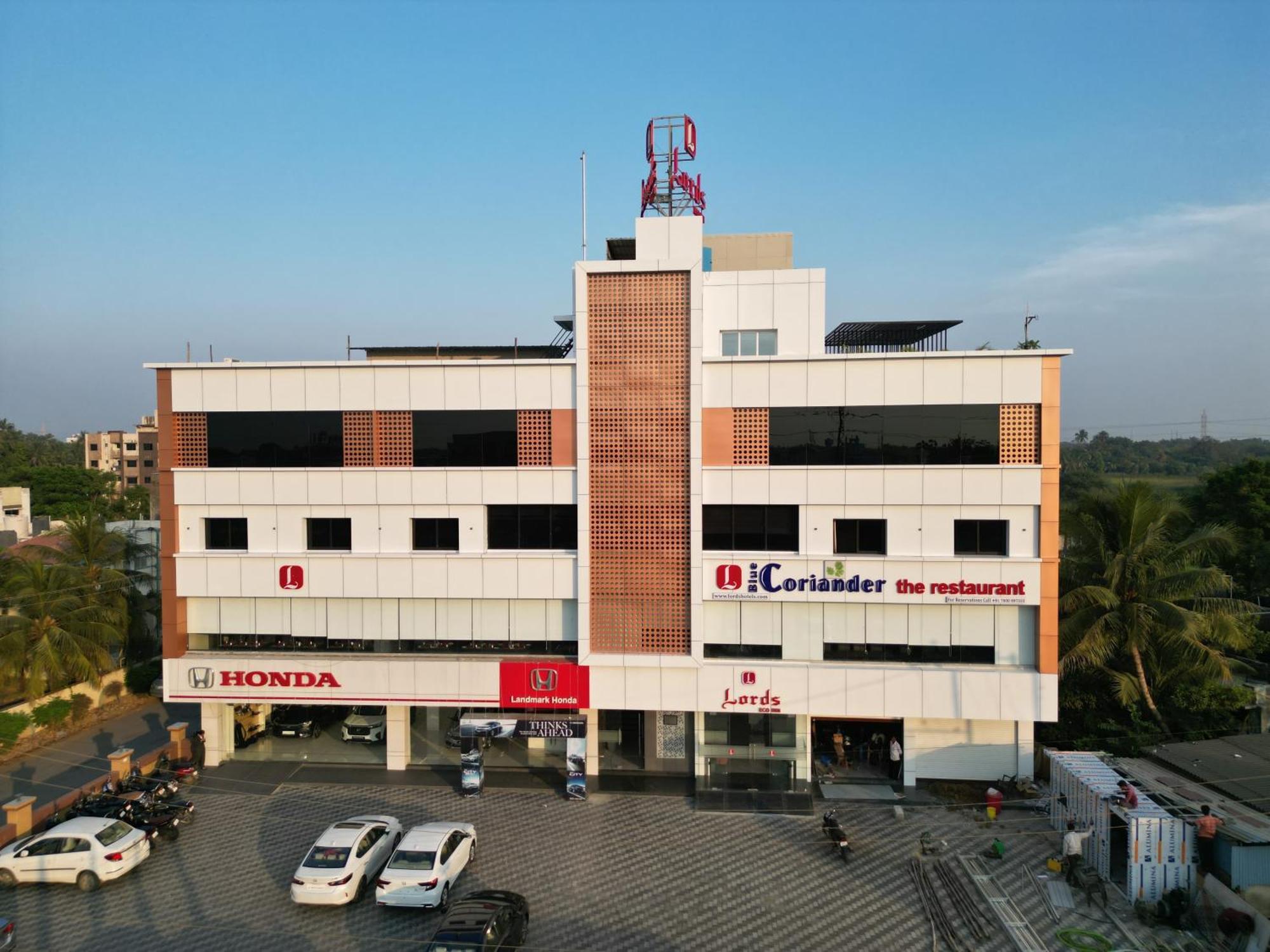 Lords Eco Inn Navsari Bagian luar foto
