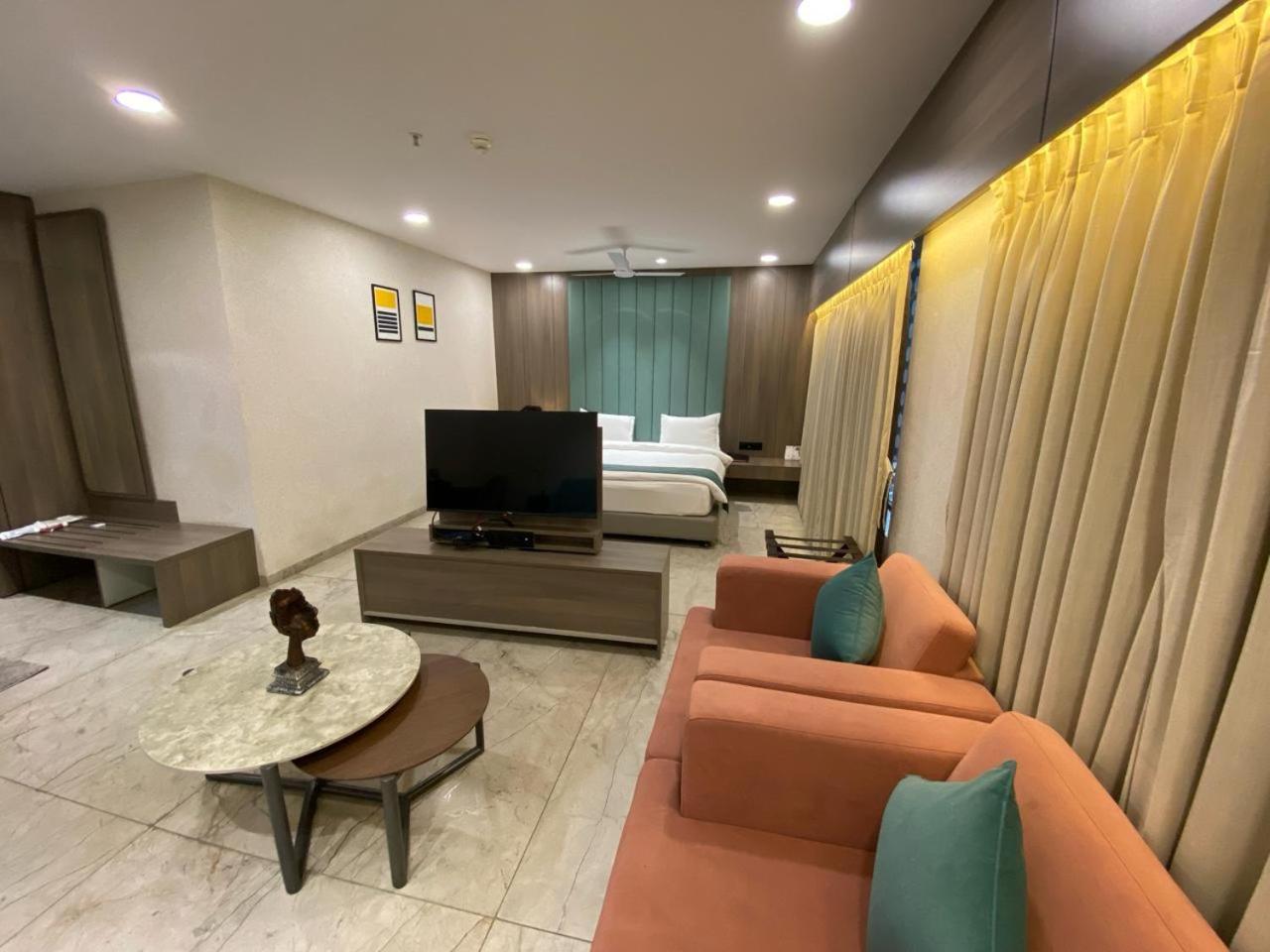 Lords Eco Inn Navsari Bagian luar foto