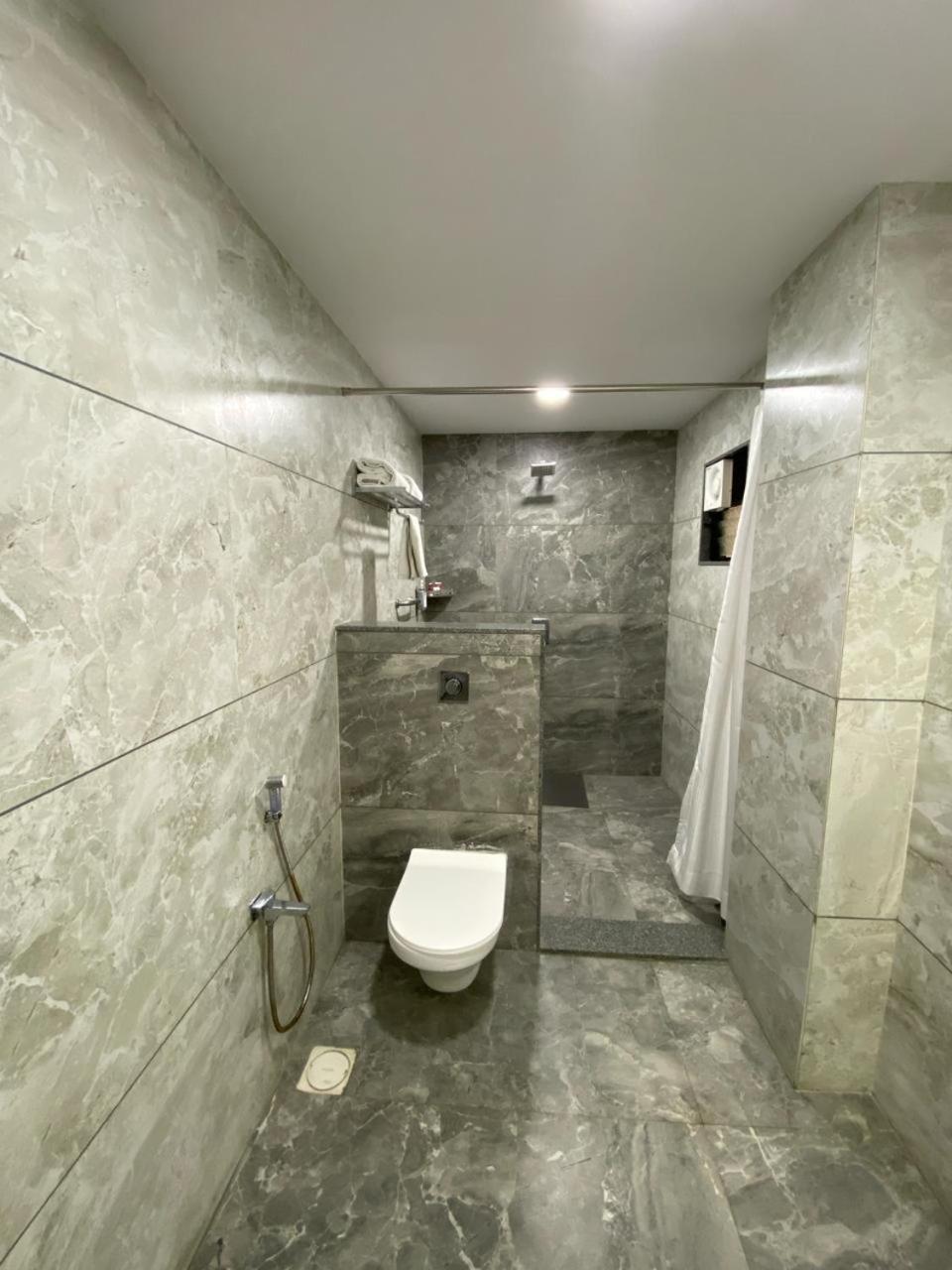 Lords Eco Inn Navsari Bagian luar foto