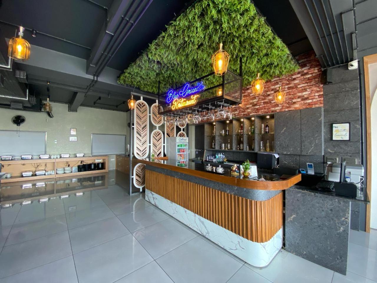 Lords Eco Inn Navsari Bagian luar foto