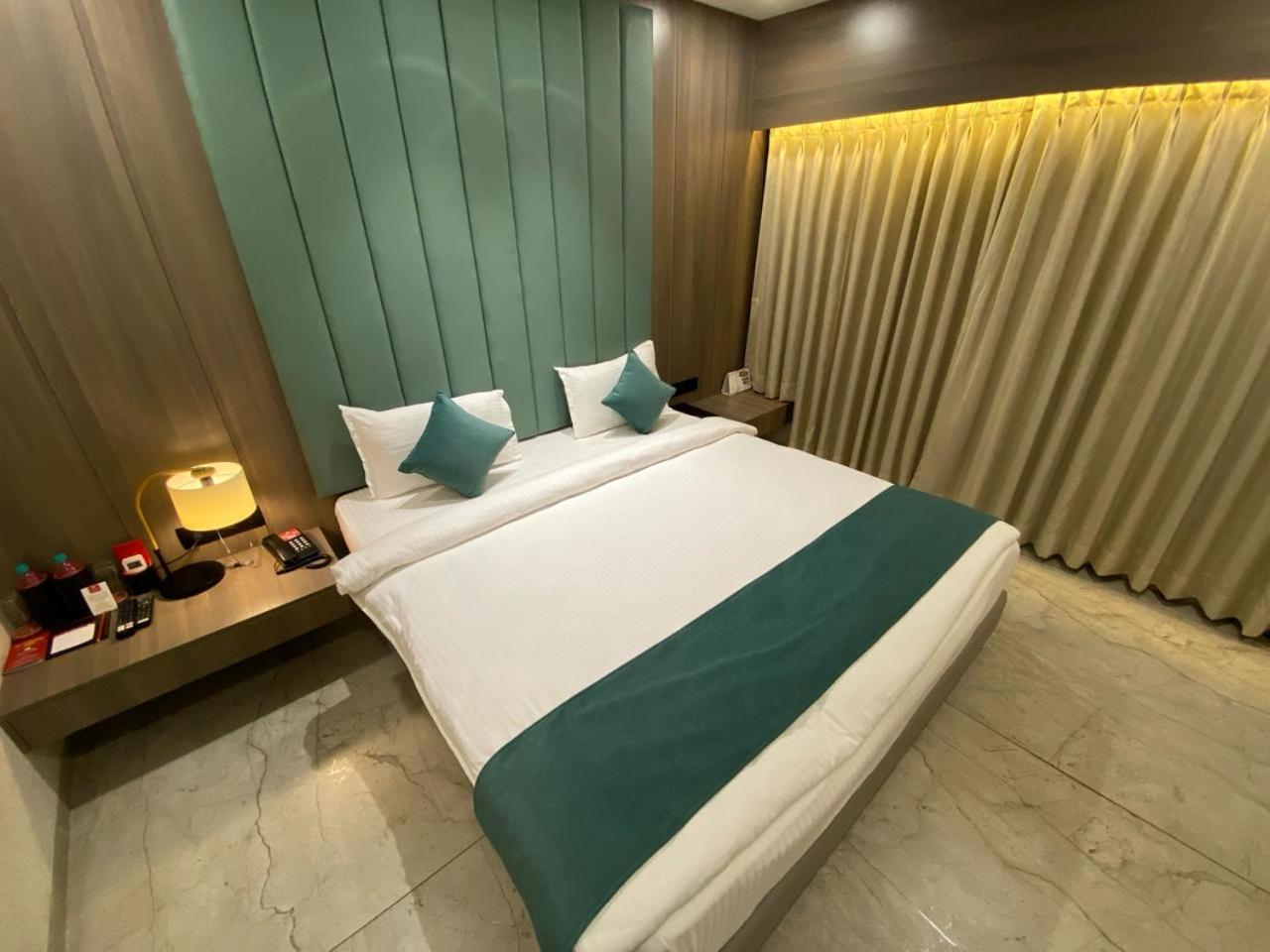 Lords Eco Inn Navsari Bagian luar foto