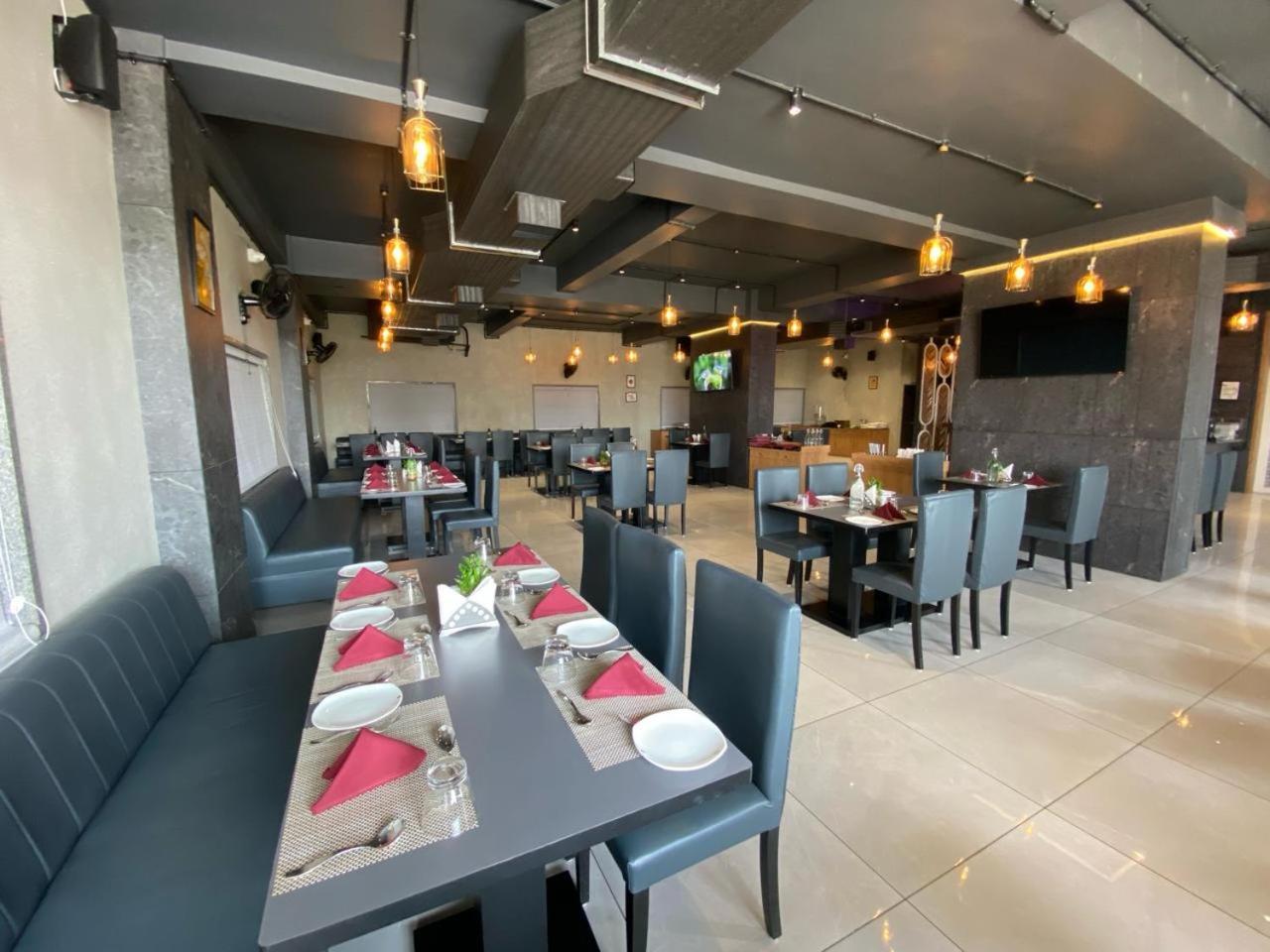 Lords Eco Inn Navsari Bagian luar foto