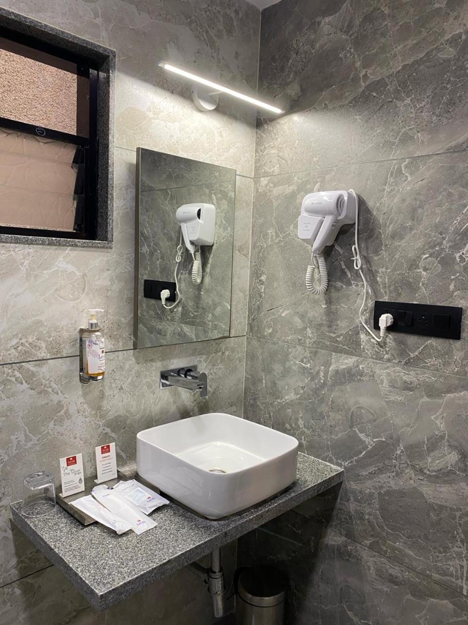 Lords Eco Inn Navsari Bagian luar foto